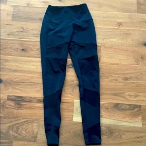 Onzie black mesh insert leggings size S/M